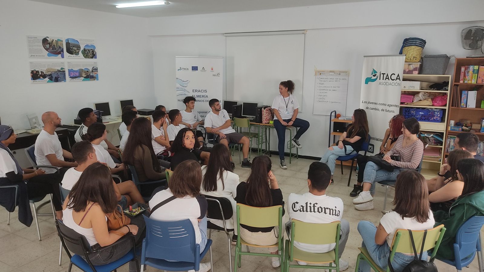 Uno de los grupos de trabajo con jóvenes del barrio