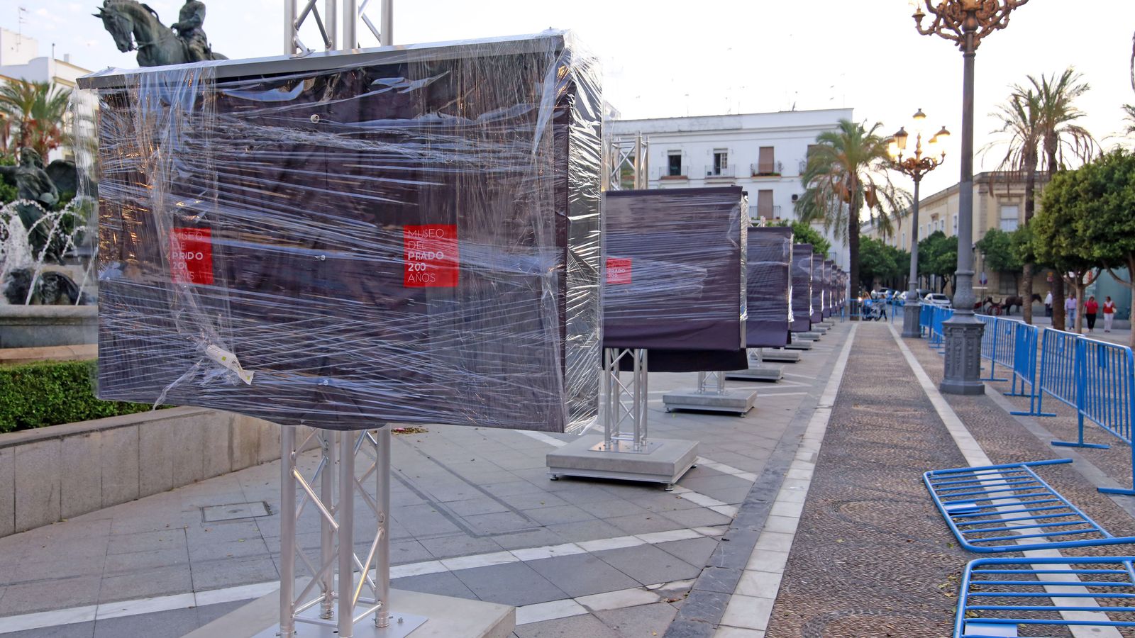 Montaje de la muestra en el Arenal.