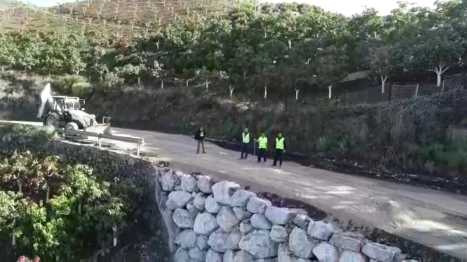 Trabajos en la carretera entre El Borge y Almáchar para arreglar el hundimiento.