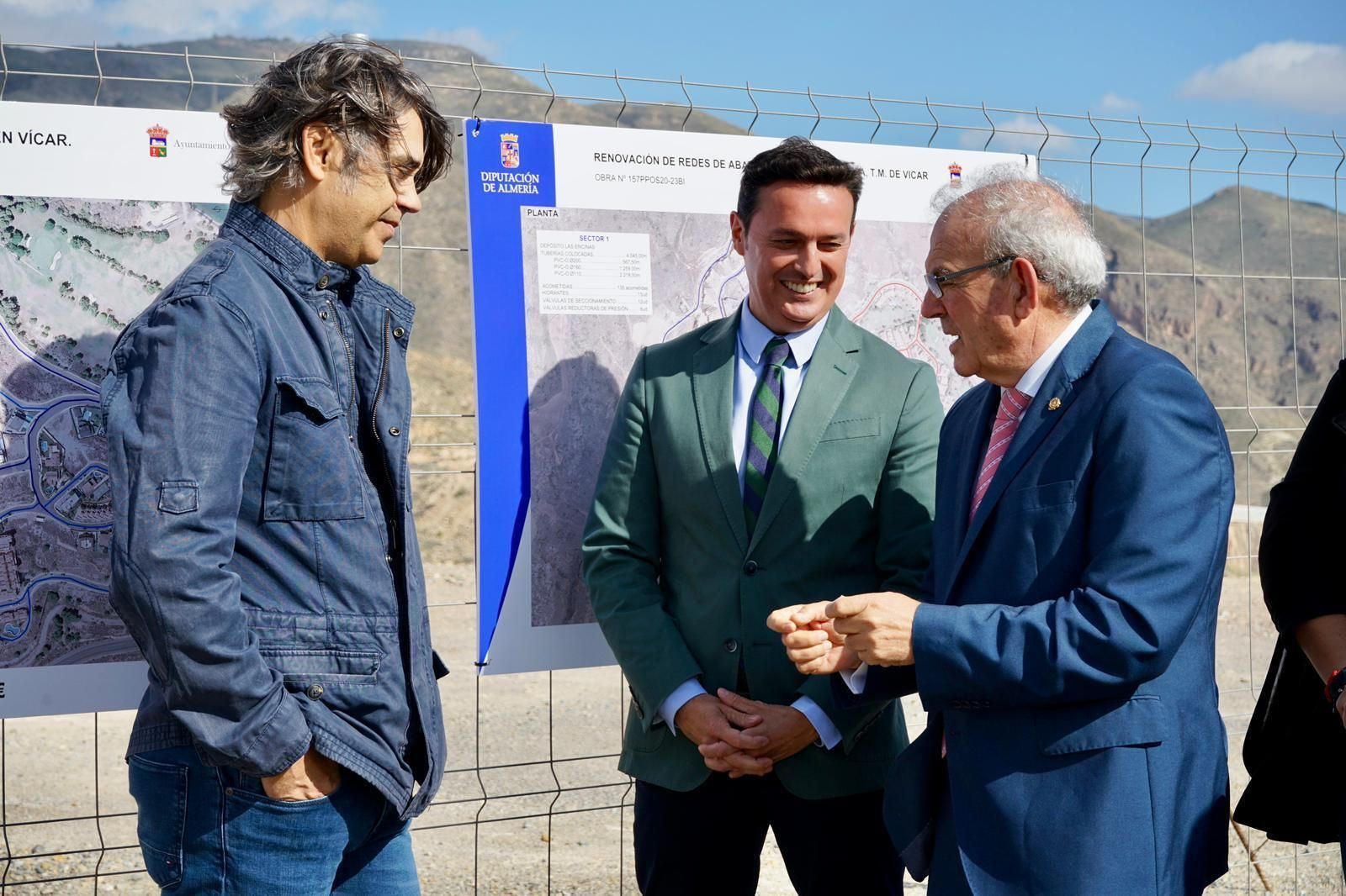 El alcalde de Vícar conversa con el presidente de Diputación en La Envía.