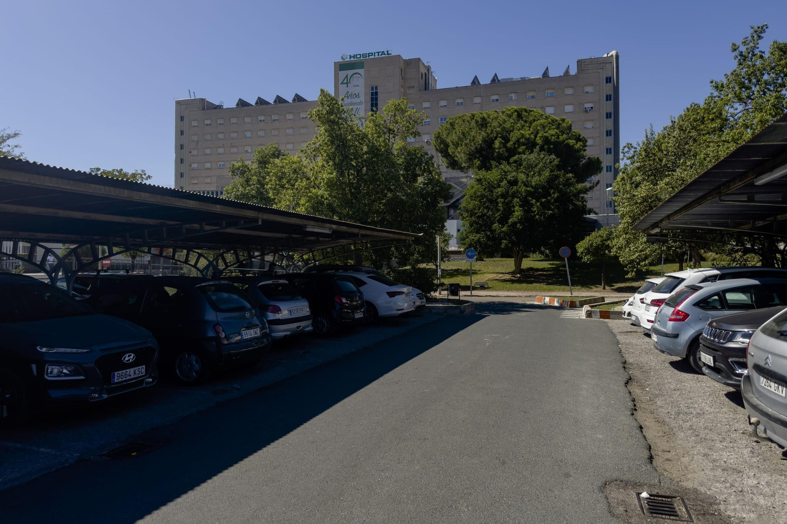 El aparcamiento del Hospital de Valme, dentro de las instalaciones sanitarias.