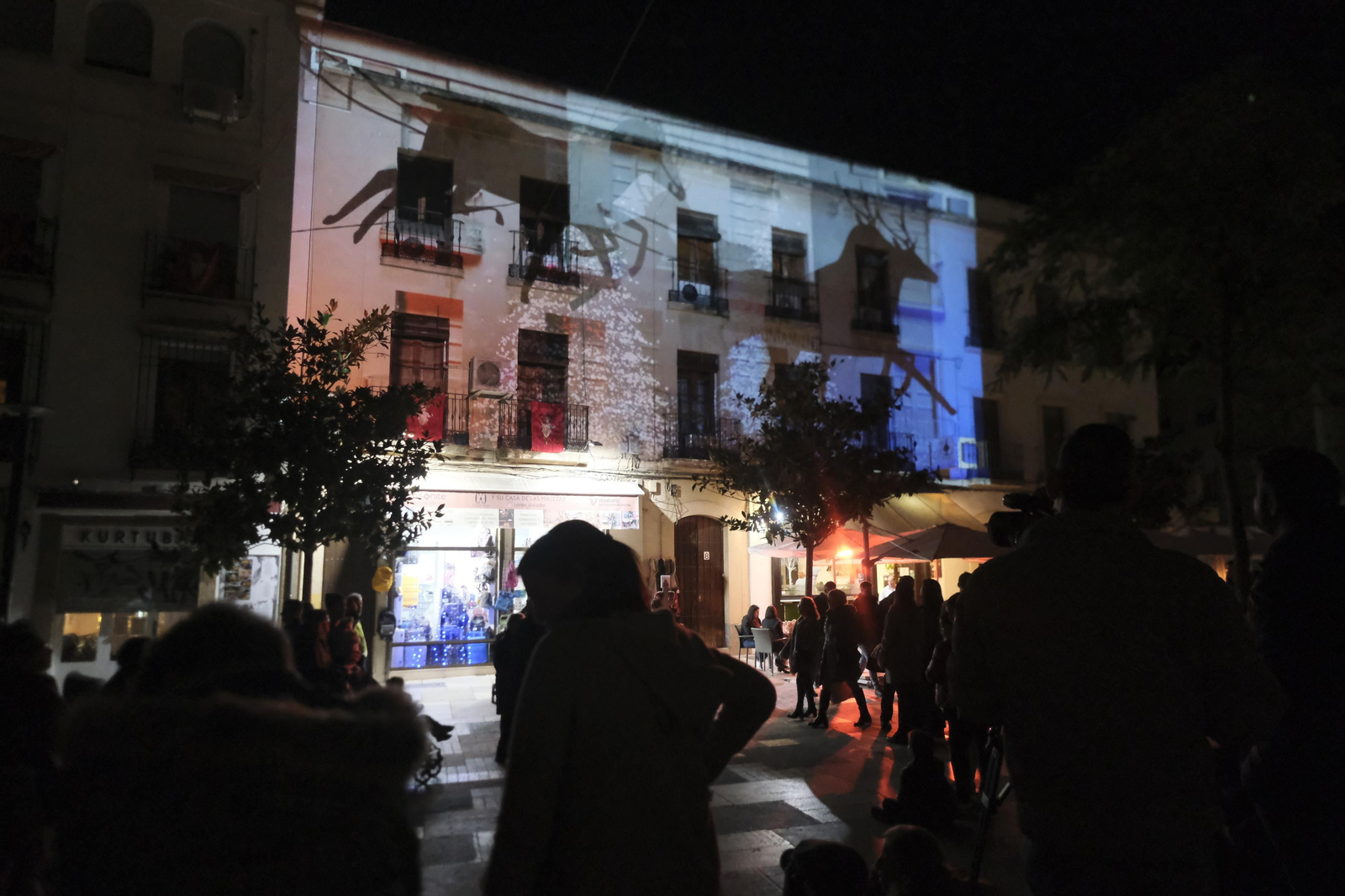 El vídeo 'mapping' de la Navidad en Córdoba ya luce en Capitulares, en imágenes