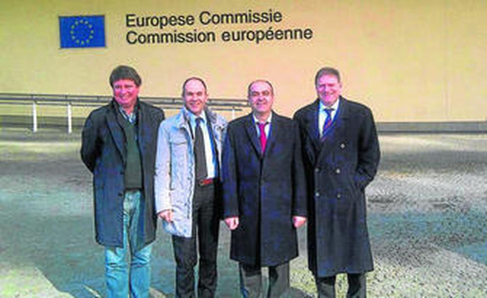 El presidente de la FDP, Manuel Sánchez, (segundo por la derecha) en Bruselas.