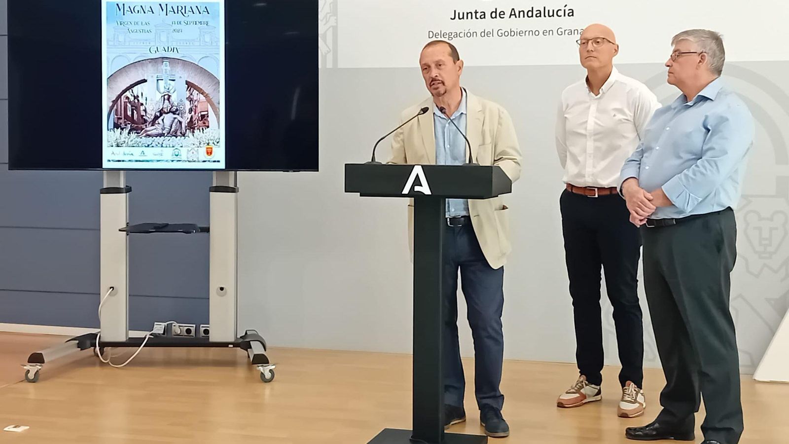 El delegado Fernando Egea, junto al alcalde de Guadix, Jesús Lorente; y Francisco Liébana, miembro de la organización de la Procesión Magna de Guadix