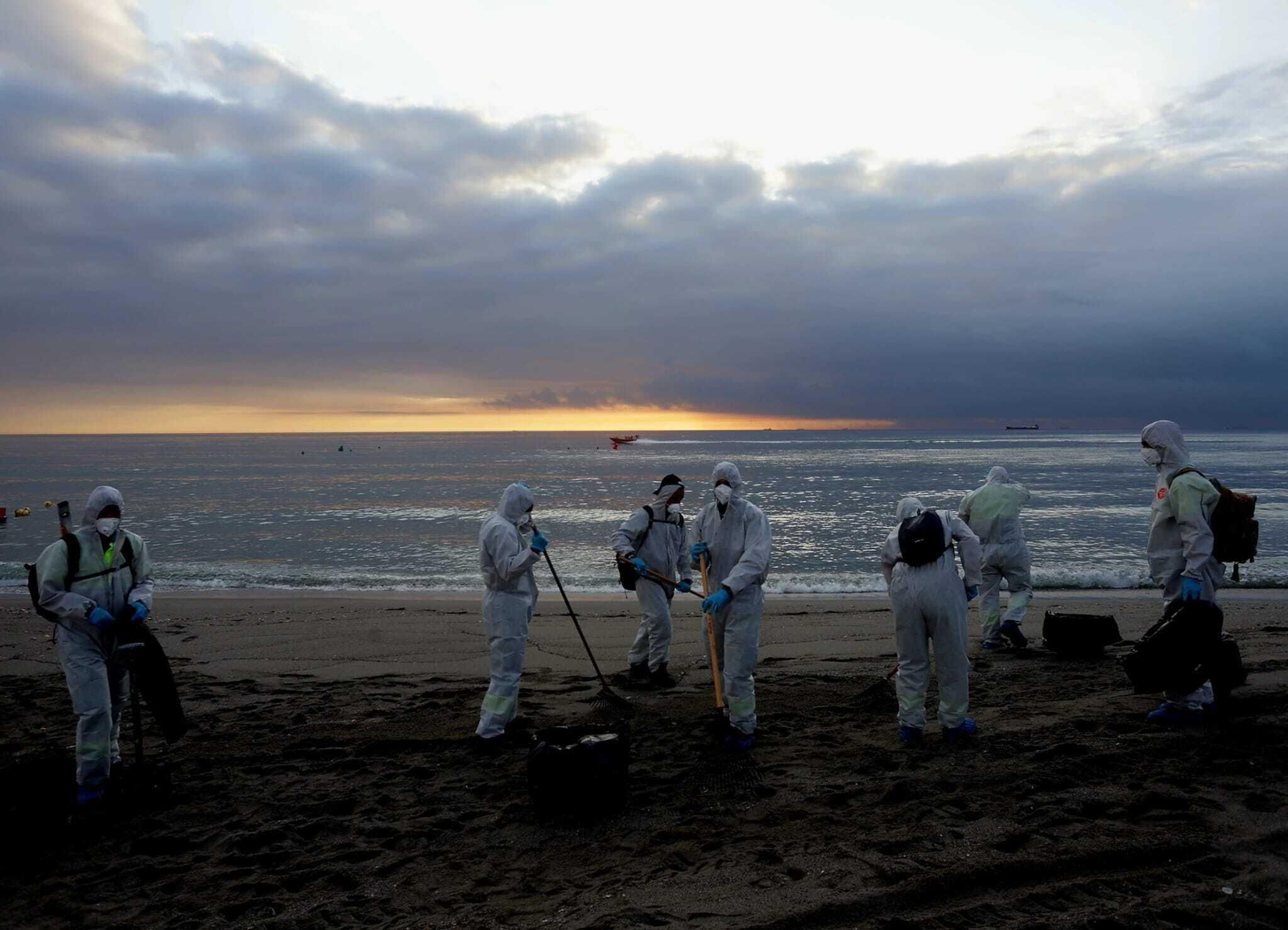Limpieza en las playas de La Línea por el último vertido del 'OS 35'