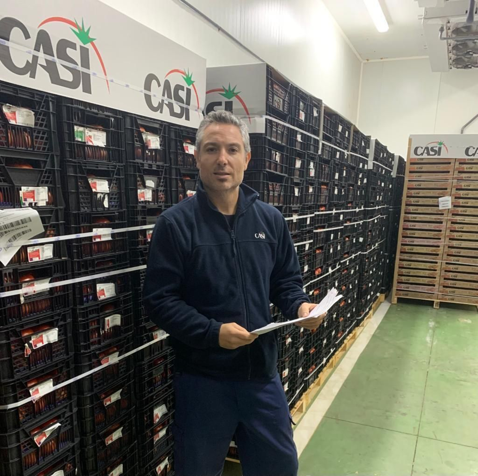 Ángel supervisa el género en una de las cámaras frigoríficas de la CASI.