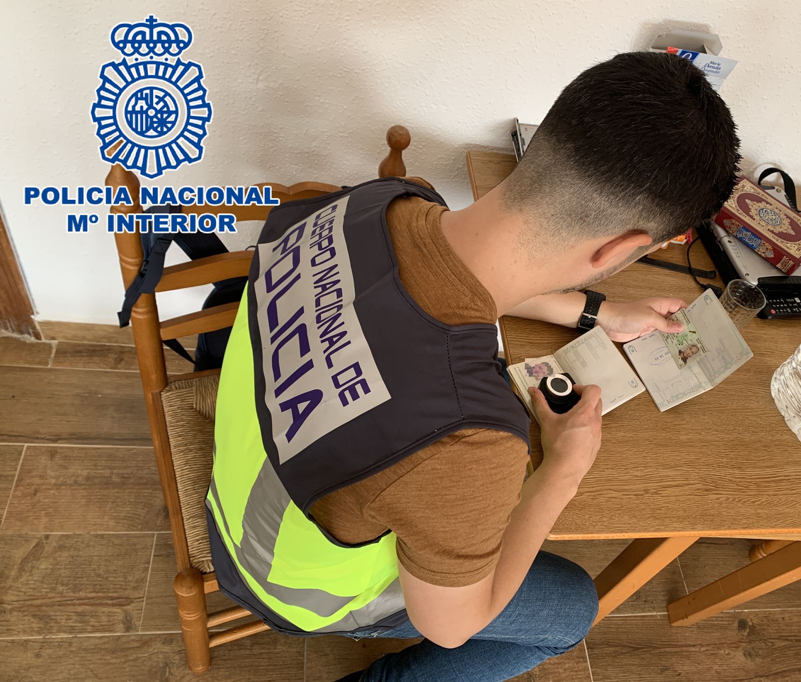 Un agente de la Policía Nacional comprueba documentación.