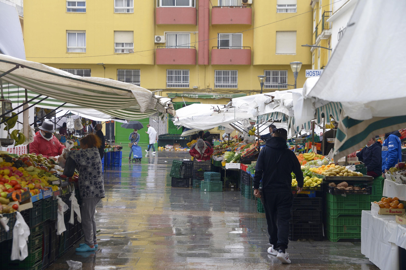 El mercado Ingeniero Torroja de Algeciras bajo la lluvia.