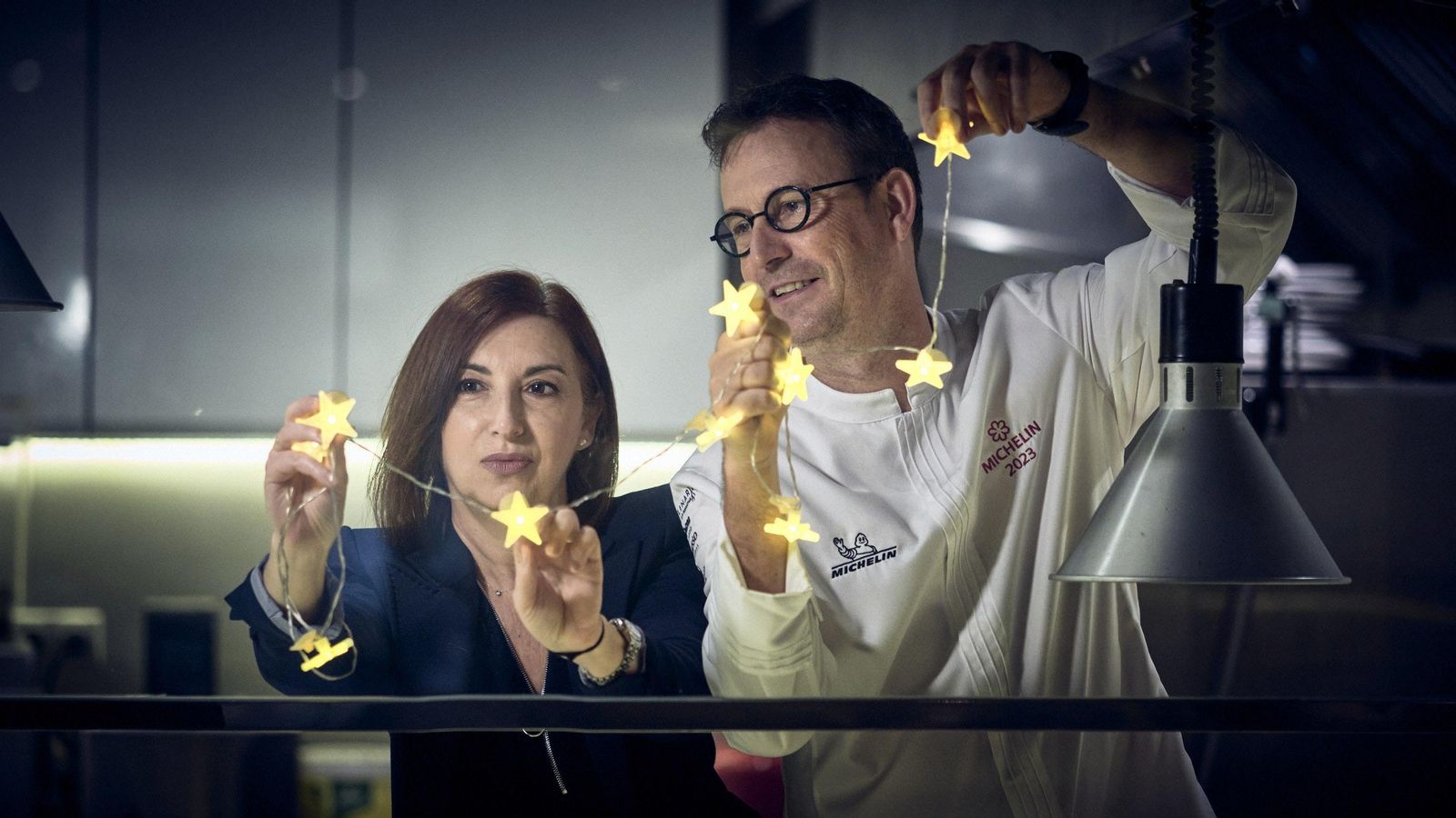 Paqui Márquez y Leo Griffioen colocan unas estrellas navideñas en el cristal que separa la zona de cocina del salón del restaurante. Paqui Márquez y Leo Griffioen colocan unas estrellas navideñas en el cristal que separa la zona de cocina del salón del restaurante.