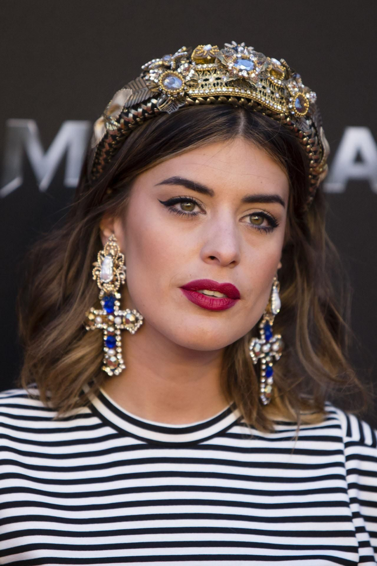 Pelo suelto con diadema para un peinado de Navidad.