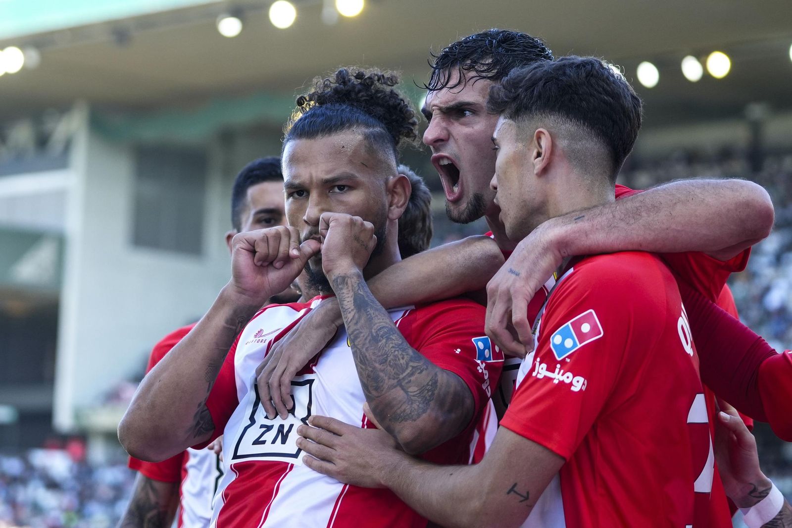 Luis Suárez celebra con sus compañeros el 0-1 en Córdoba, logrado de penalti