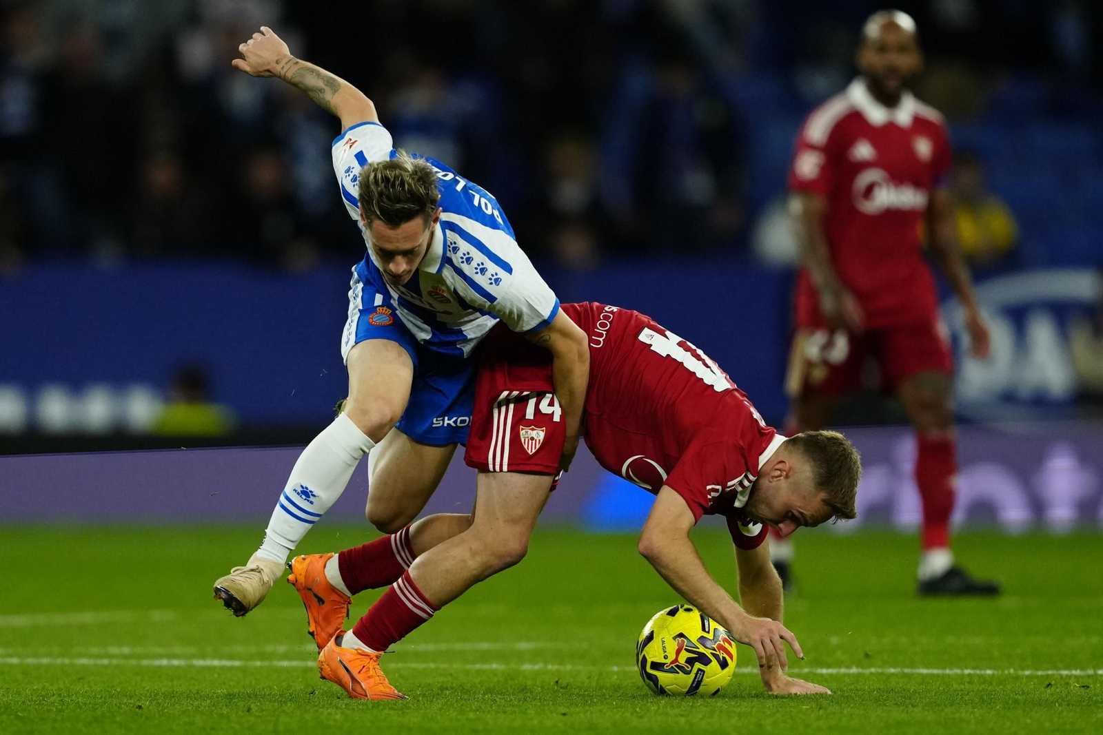 Peque es derribado por Pol Lozano en una acción del partido.