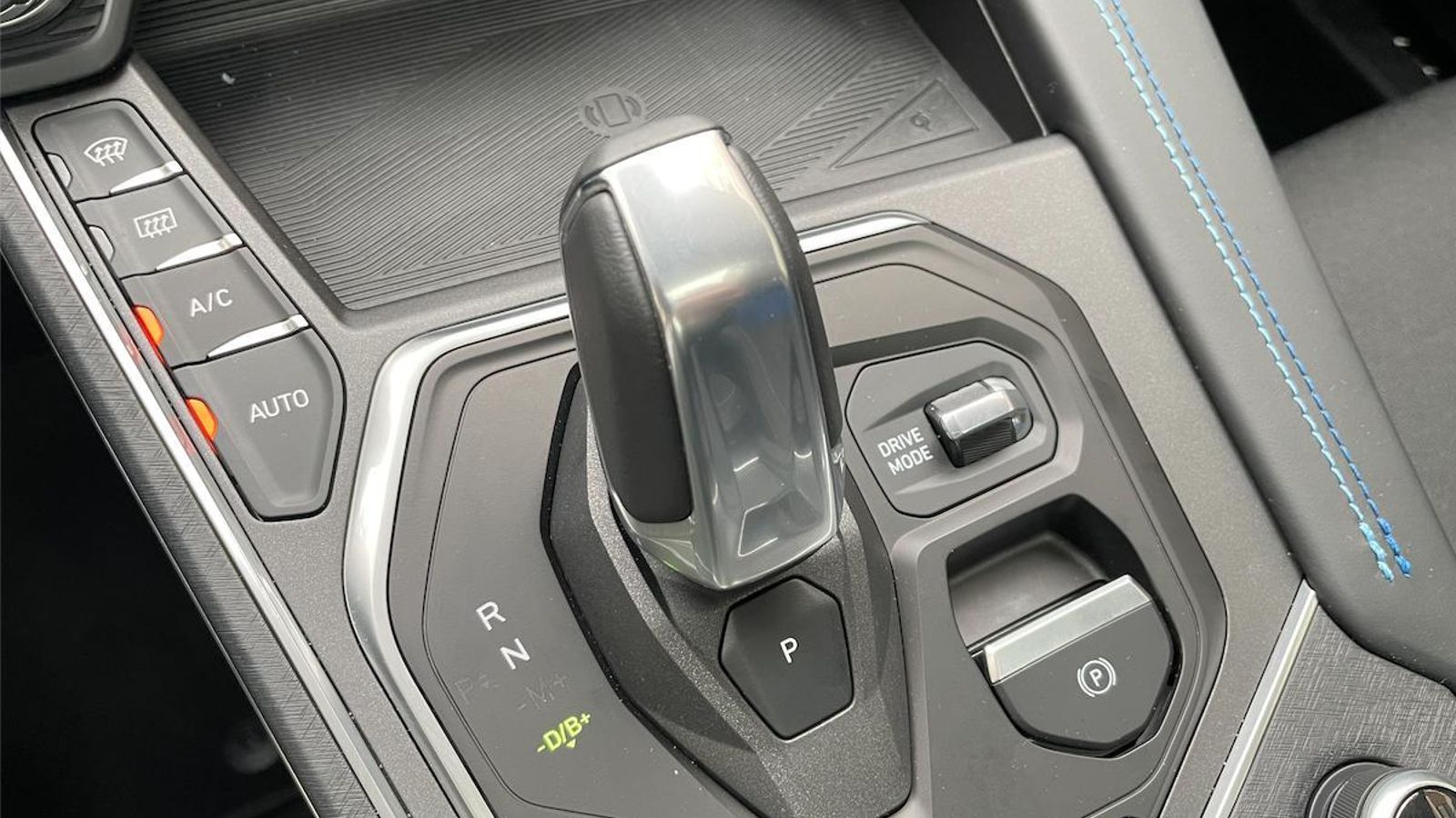 Con el pomo puede elegirse la capacidad de frenada regenerativa cuando no se acelera y, con la palanca aledaña, el modo de funcionamiento del sistema de propulsión.