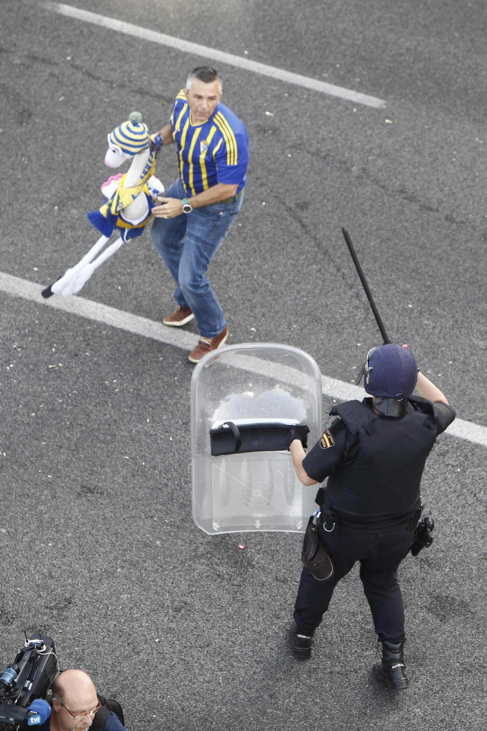 Espectacular recibimiento e incidentes con la Policía.