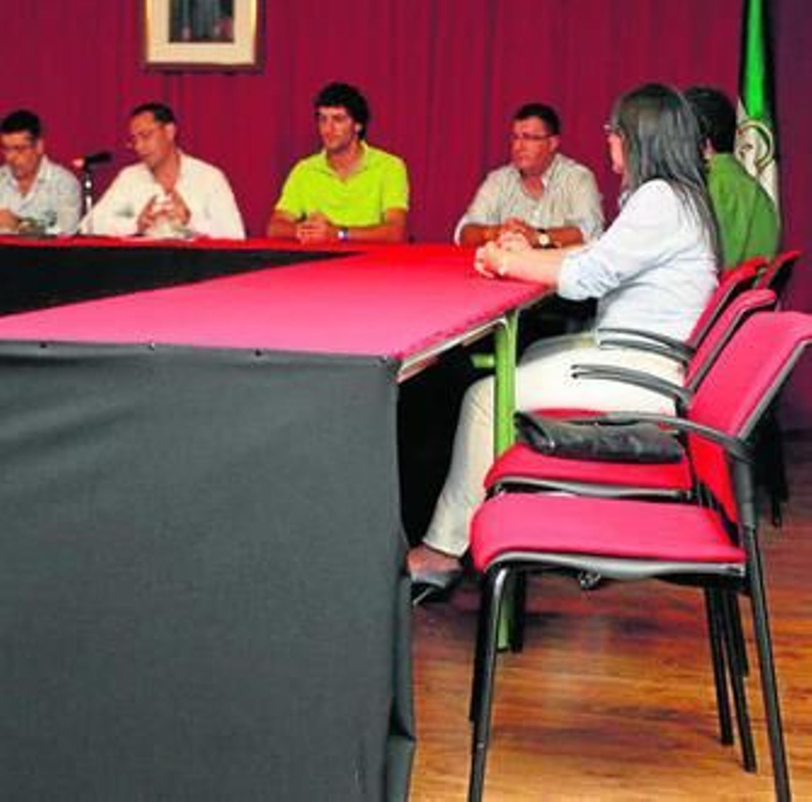 El escaño de Pineda, vacío, y al fondo Guillermo Ruiz.
