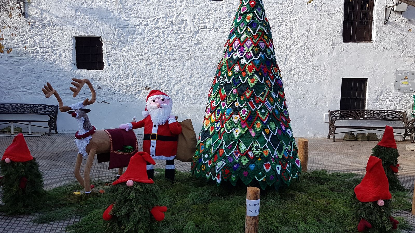 Figuras navideñas realizadas en crochet.