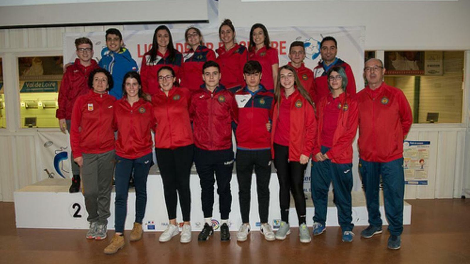 Miembros de la selección, con Ana arriba cuarta por la izquierda.