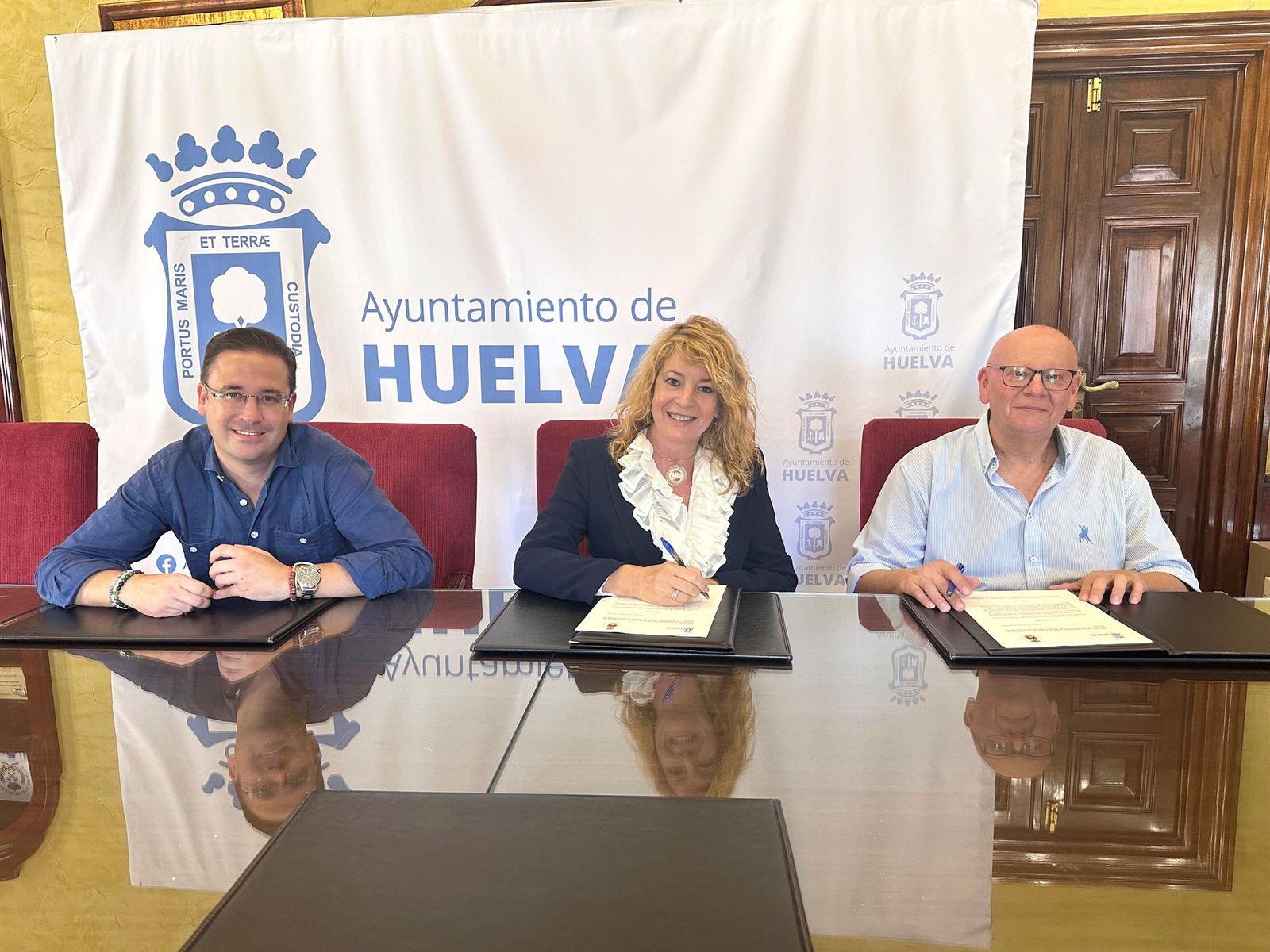 Firma de convenio de colaboración entre el Ayuntamiento de Huelva y la Hermandad Filial de Nuestra Señora de Montemayor en la capital.