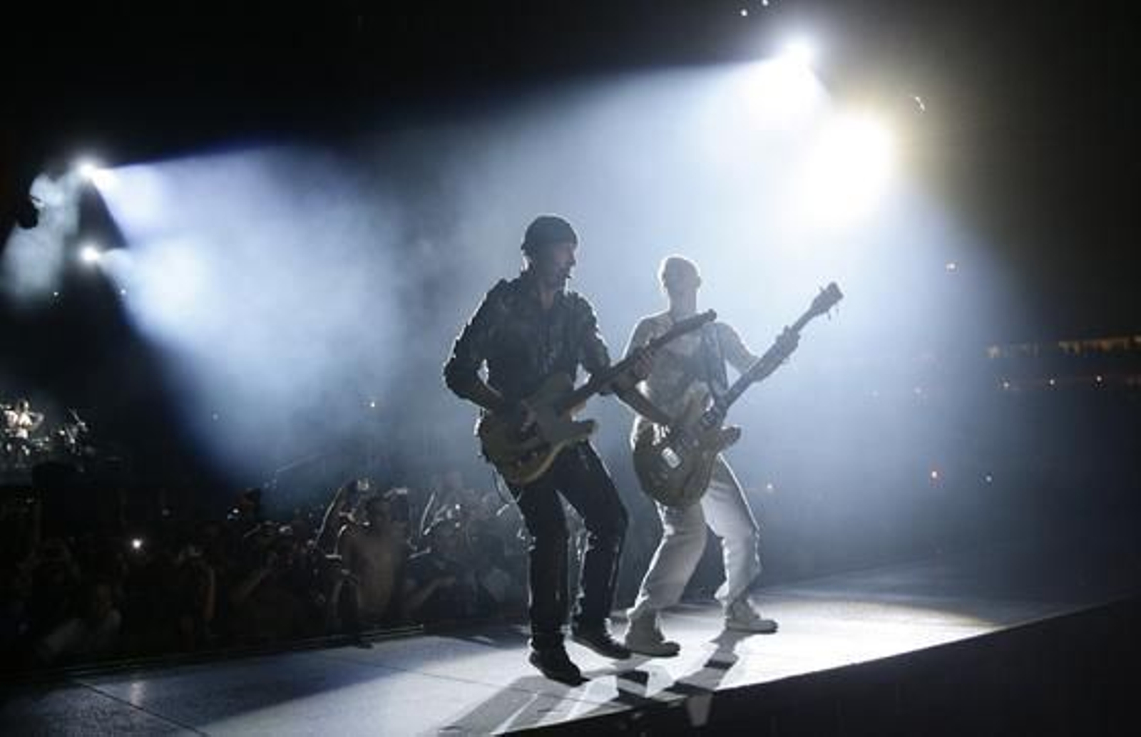 'Duelo' entre el bajo de Clayton y la guitarra de The Edge.

Foto: Pizarro