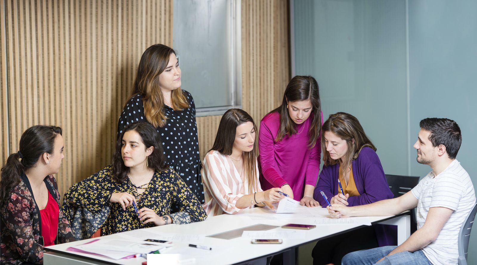 Espacio para el trabajo en grupo en la Universidad Loyola.