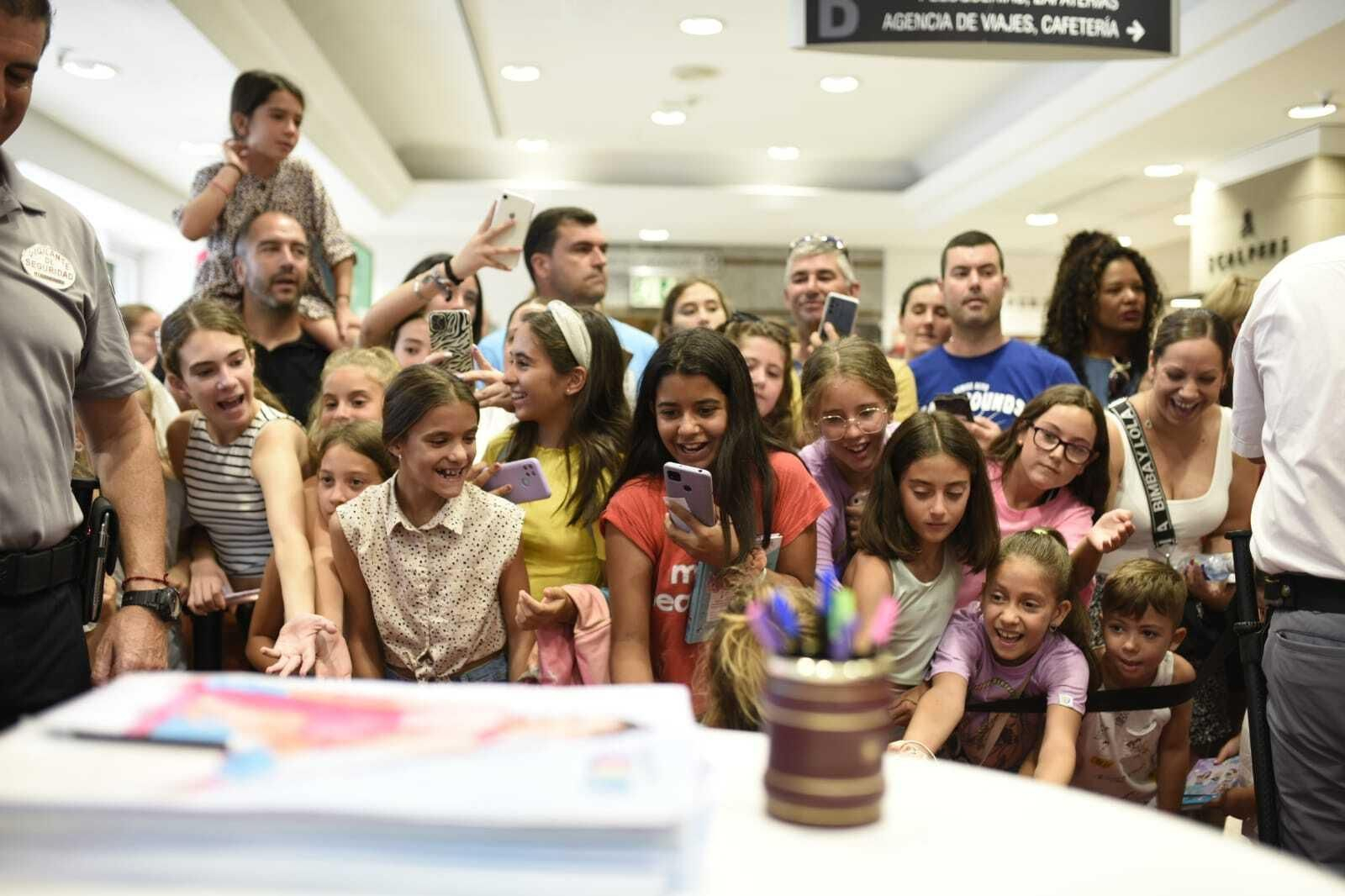 La youtuber Indy presenta su último libro en Huelva.