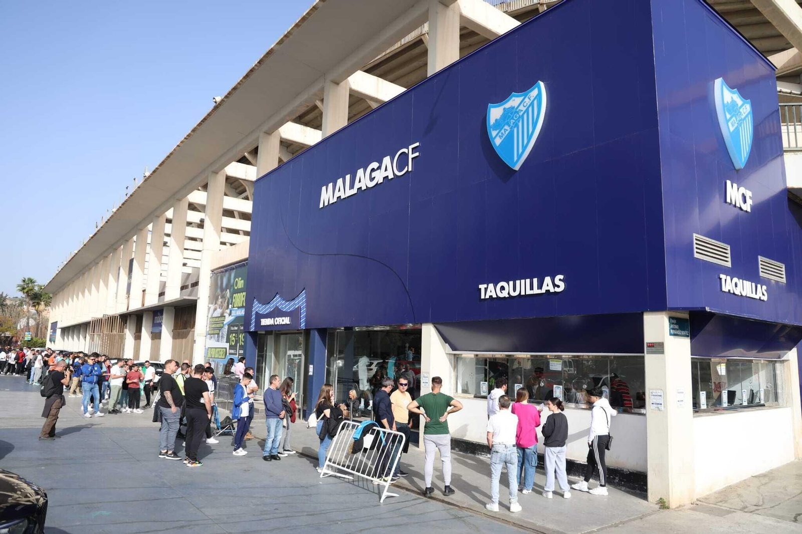Colas en La Rosaleda para las entradas del Algeciras - Málaga CF
