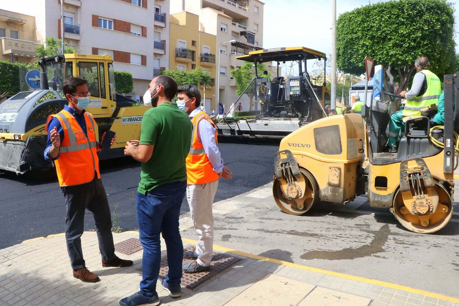 El alcalde visita unas obras de reasfaltado en El Ejido.