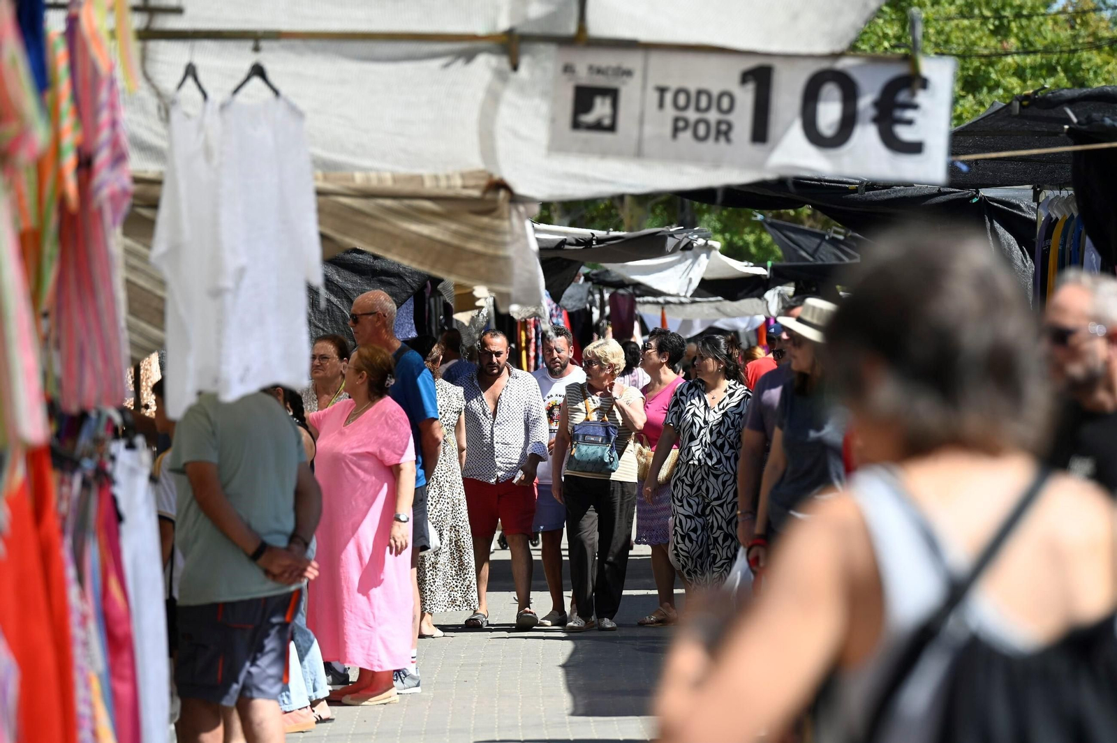 Un domingo de verano en el mercadillo de El Arenal de Córdoba