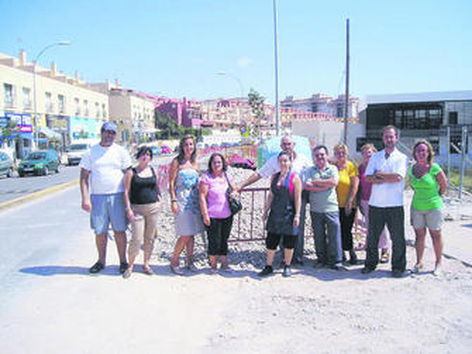 Los propietarios de los comercios junto a las obras en curso, ayer.