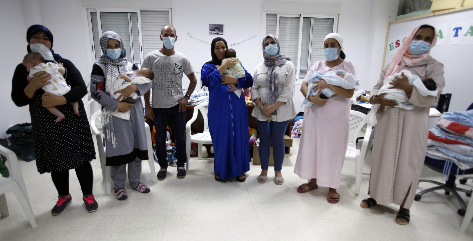 Las cinco mujeres con sus bebés, acompañadas por la mediadora de MZC, Sasae Kouan, y por Manuel Sousa.
