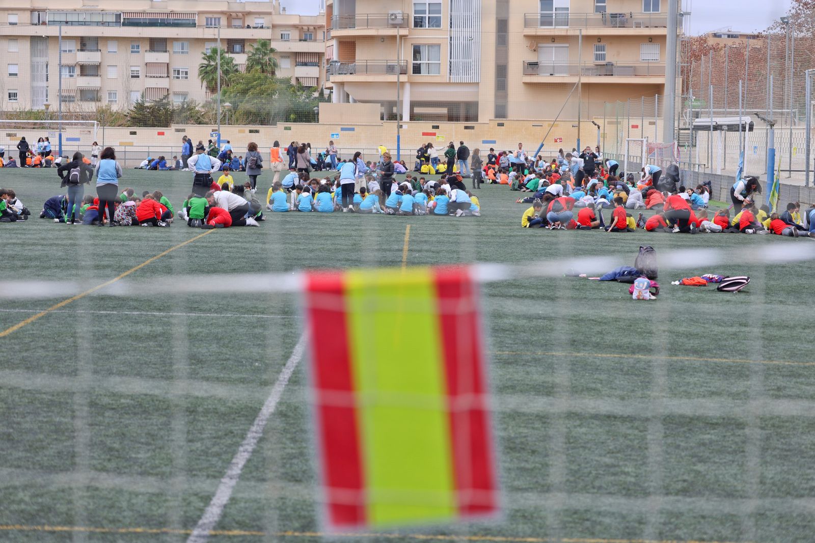 Los niños realizando las diferentes actividades de la gymkana.