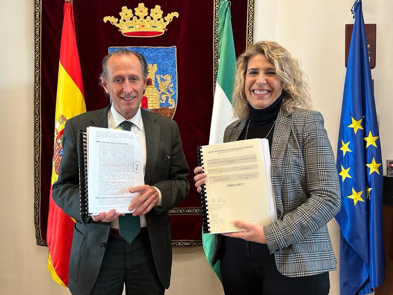 El alcalde de Chiclana, José María Román, en rueda de prensa junto a la delegada municipal de Vías y Obras, Mª Ángeles Martínez Rico.