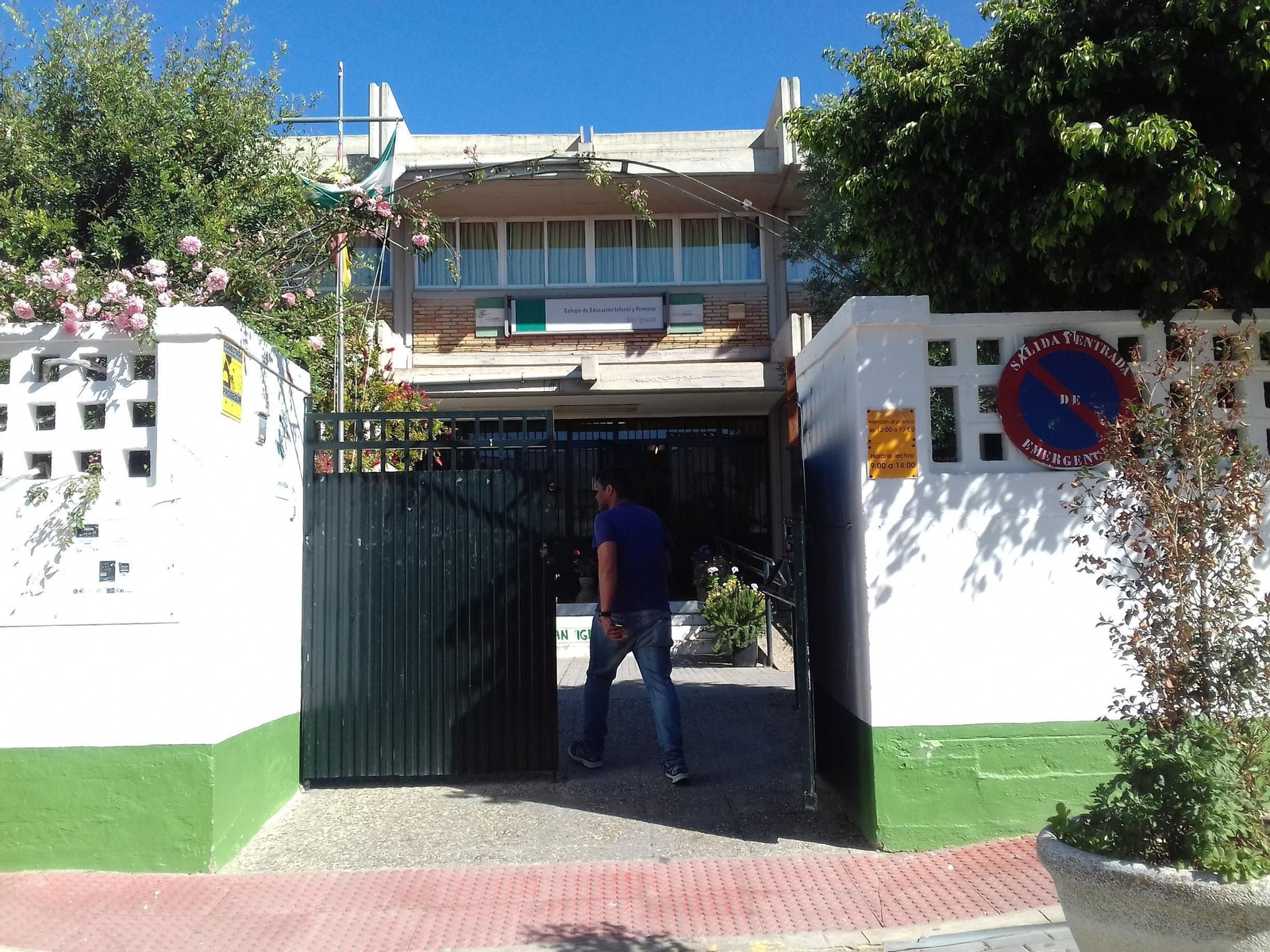 Acceso al colegio San Ignacio.