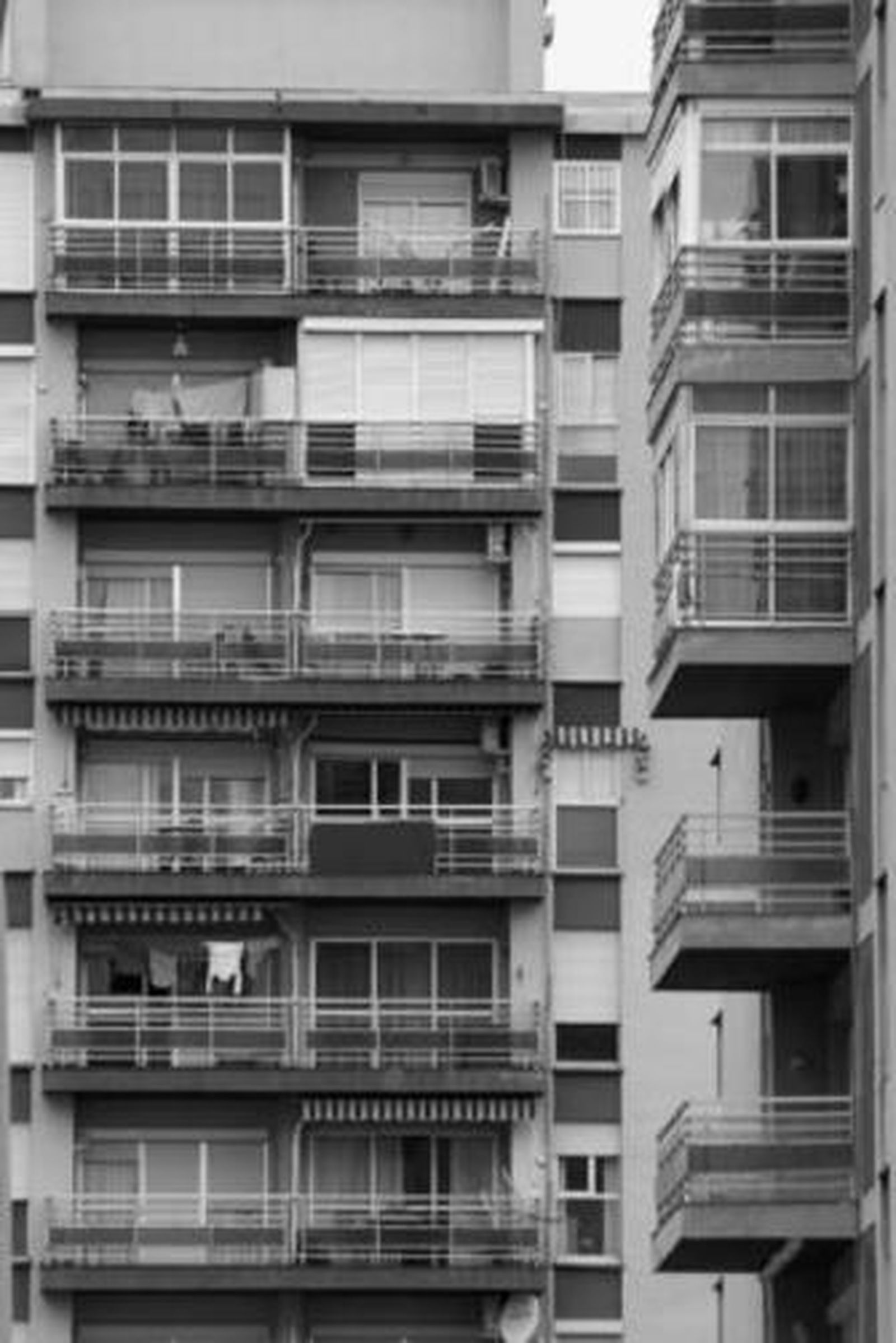 Terrazas en los pisos de la barriada algecireña de San José Artesano.