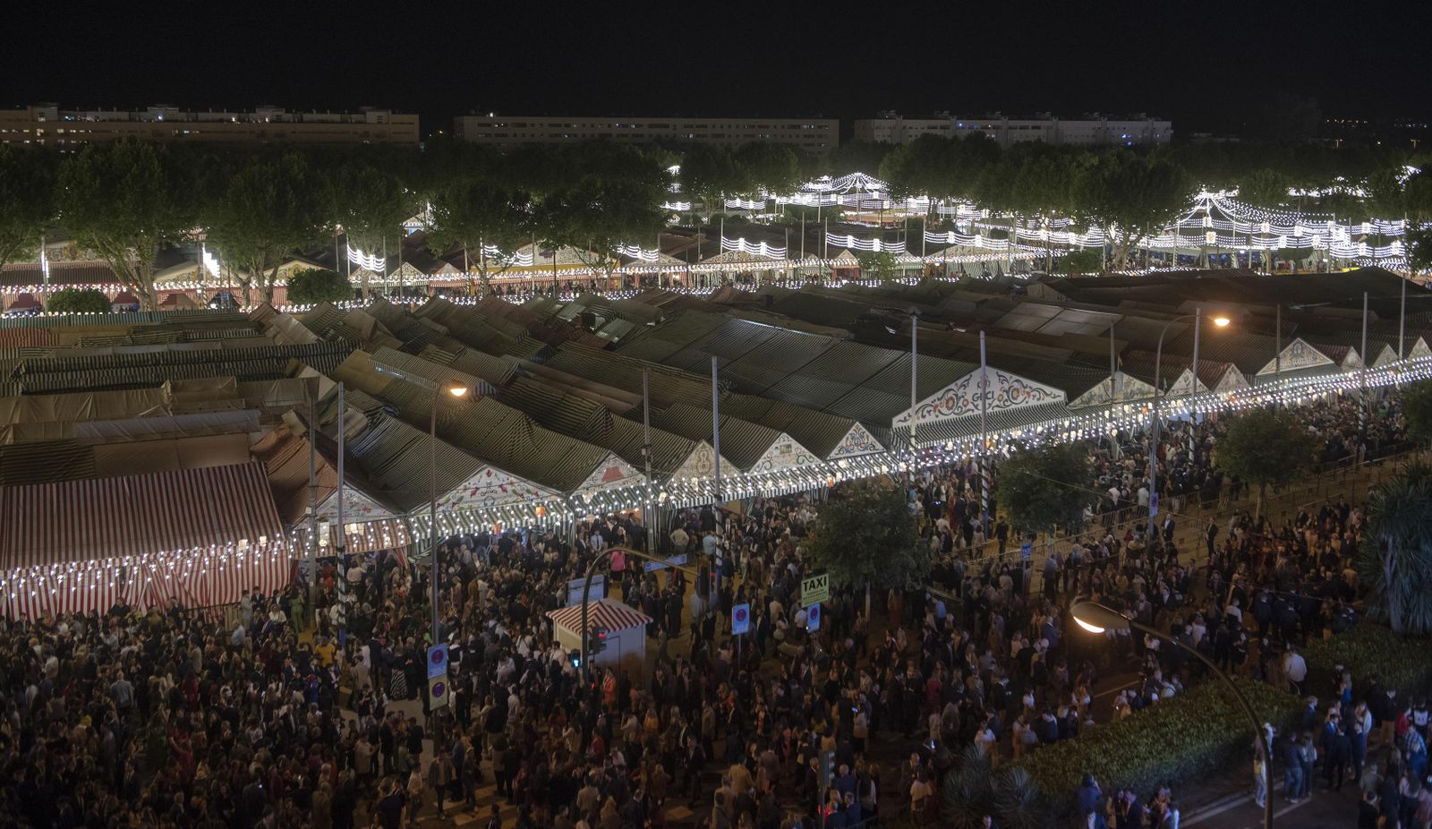 Vista aérea de la multitud en una de las calles del Real en la noche del sábado.