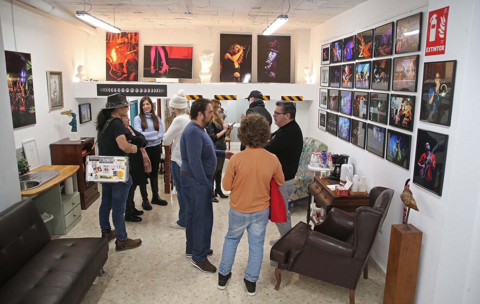 Fotos de la exposición de Tomoyuki Hotta 'Tomo los muros, prende la vida' en Algeciras