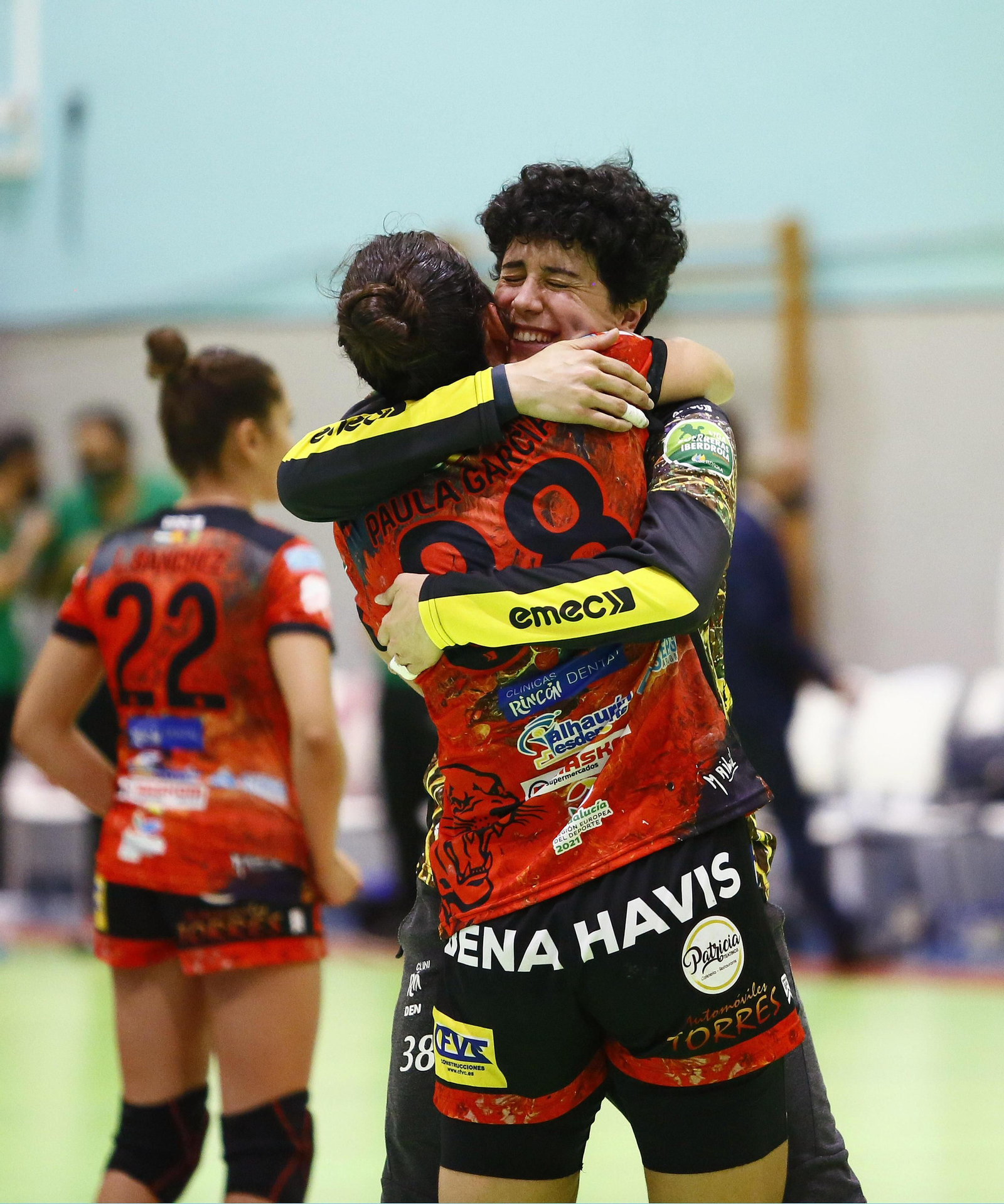 Merche Castellanos se abraza con Paula García. Merche Castellanos se abraza con Paula García.