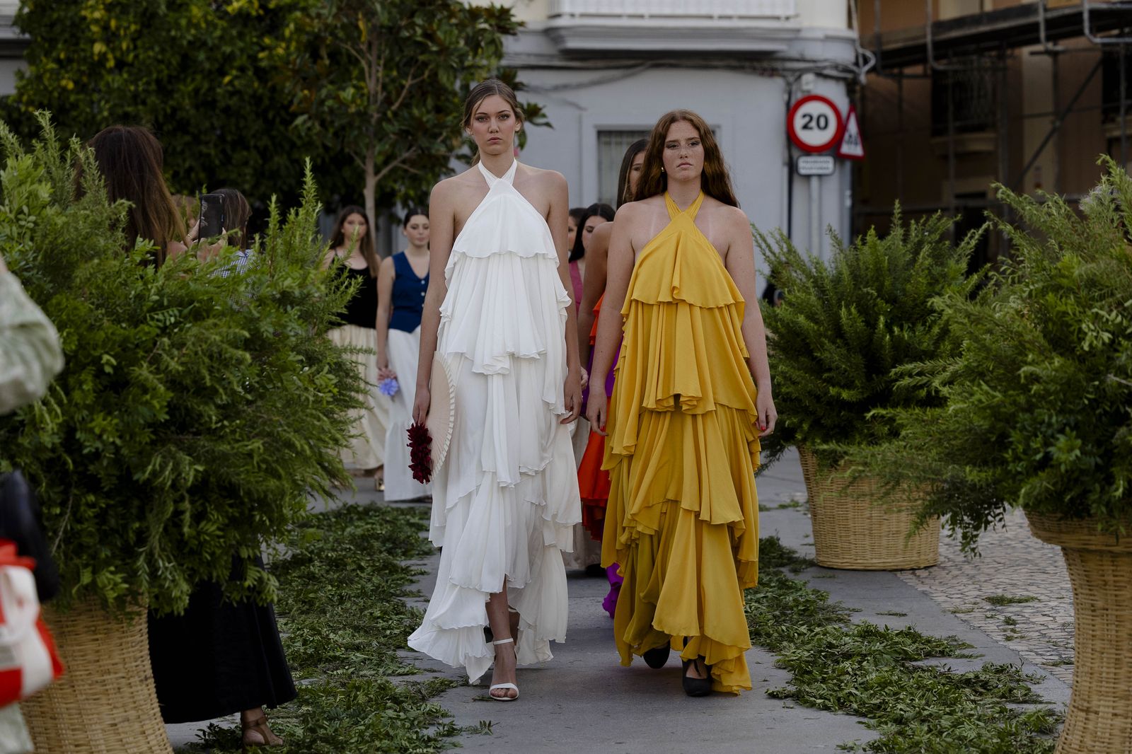 Imágenes del desfile "Cádiz de moda, Cádiz emprende" en la plaza de San Antonio.