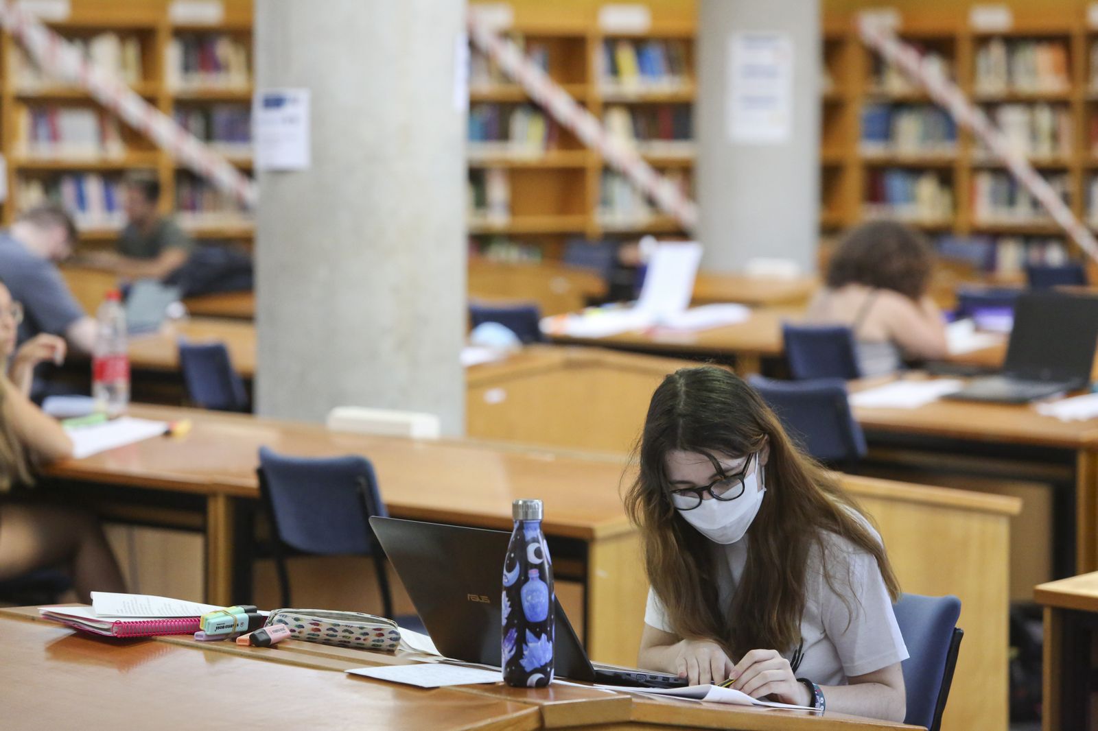 Alumnos de la UMA estudian en la Biblioteca General este verano.