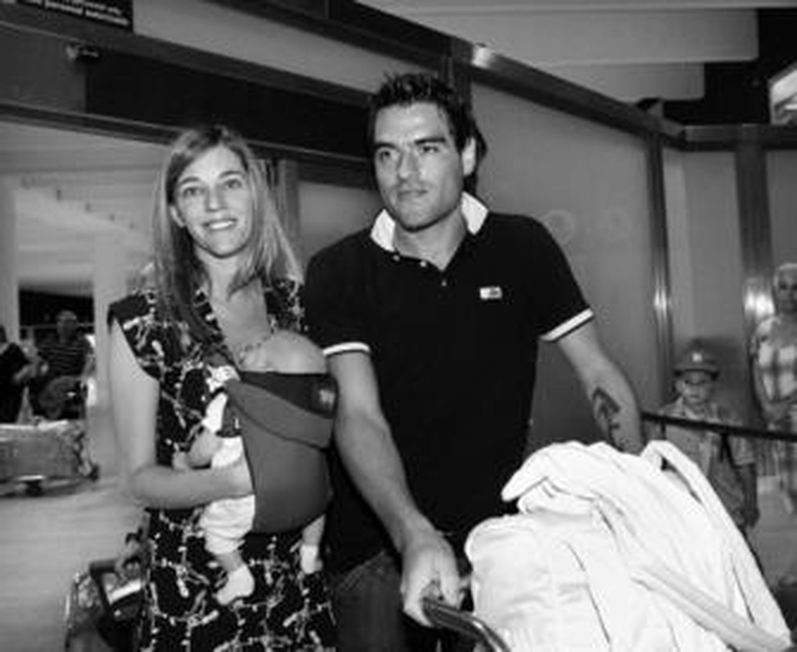 Aldo Duscher, con su esposa y descendencia, a su llegada ayer al aeropuerto de San Pablo.