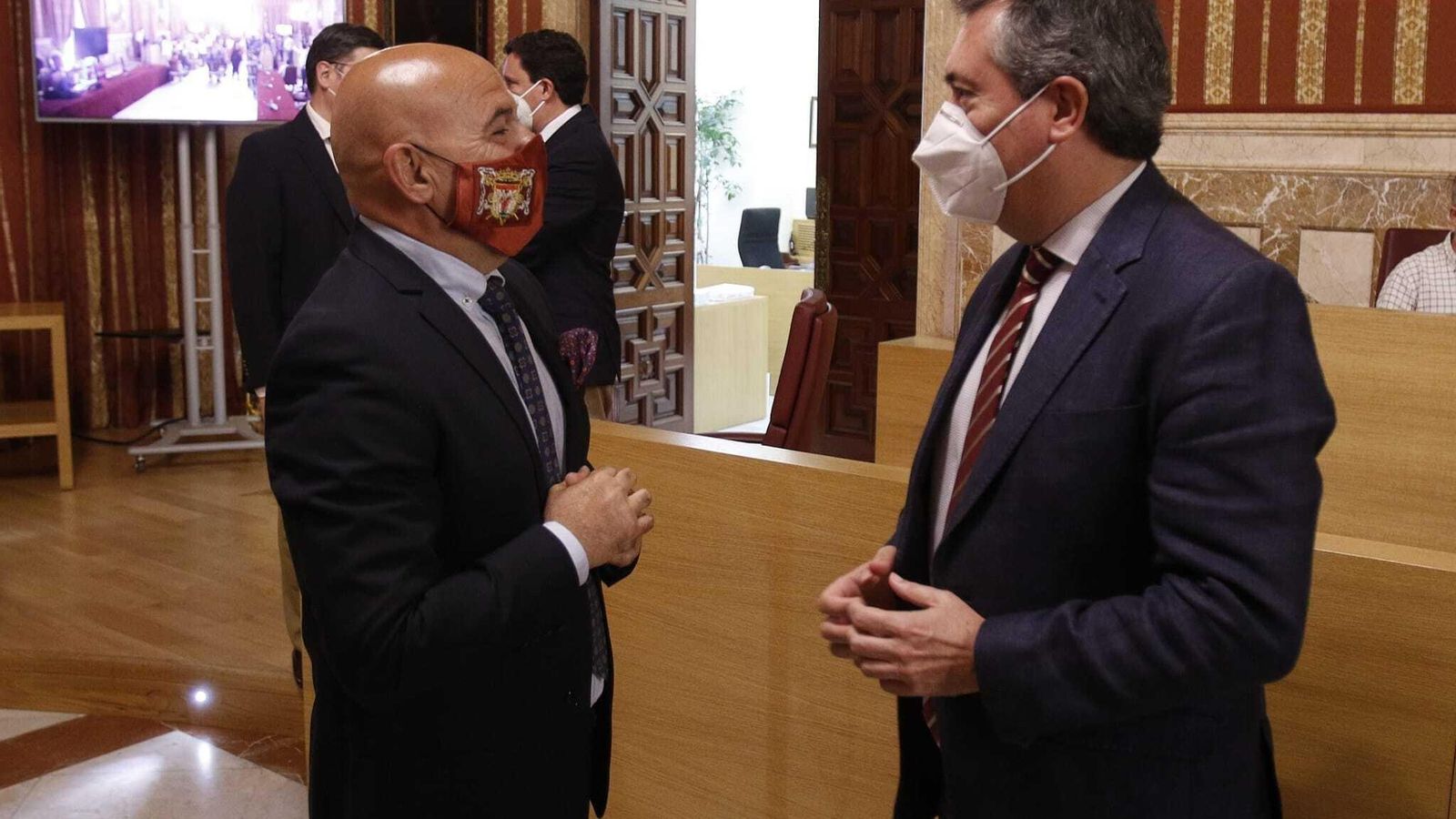 Paquili conversa con el alcalde, Juan Espadas.