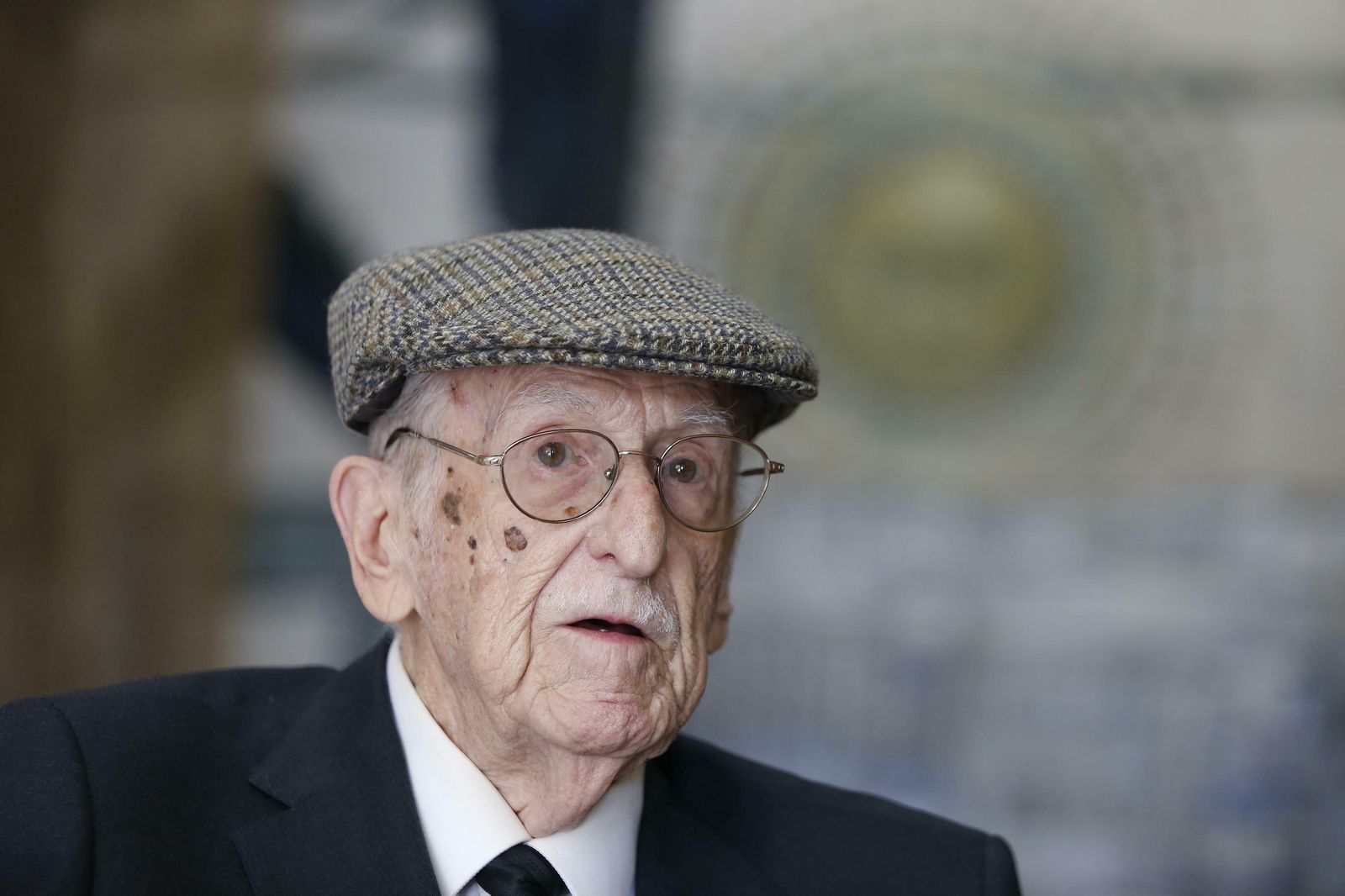 Luis Díaz del Río, 96 años, en la entrada de la casa de Plaza de Cuba que construyó en 1961.
