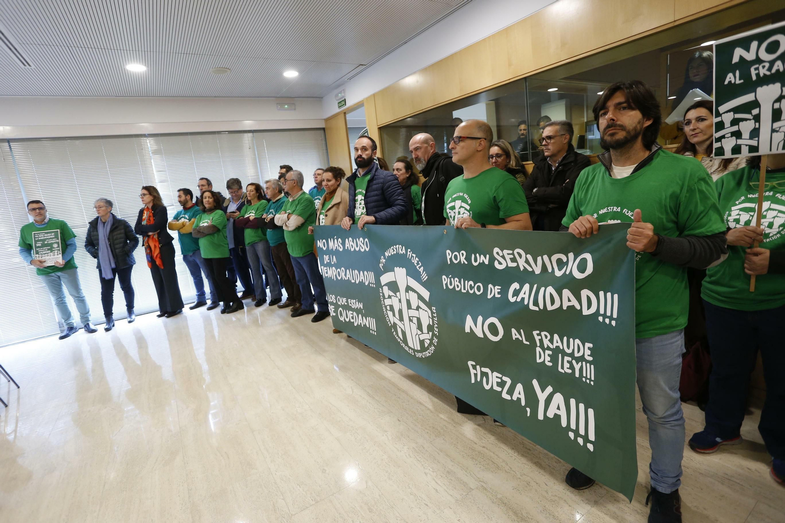 Interinos de la Diputación concentrados durante un Pleno, en una imagen que se ha repetido este jueves. Interinos de la Diputación concentrados durante un Pleno, en una imagen que se ha repetido este jueves.