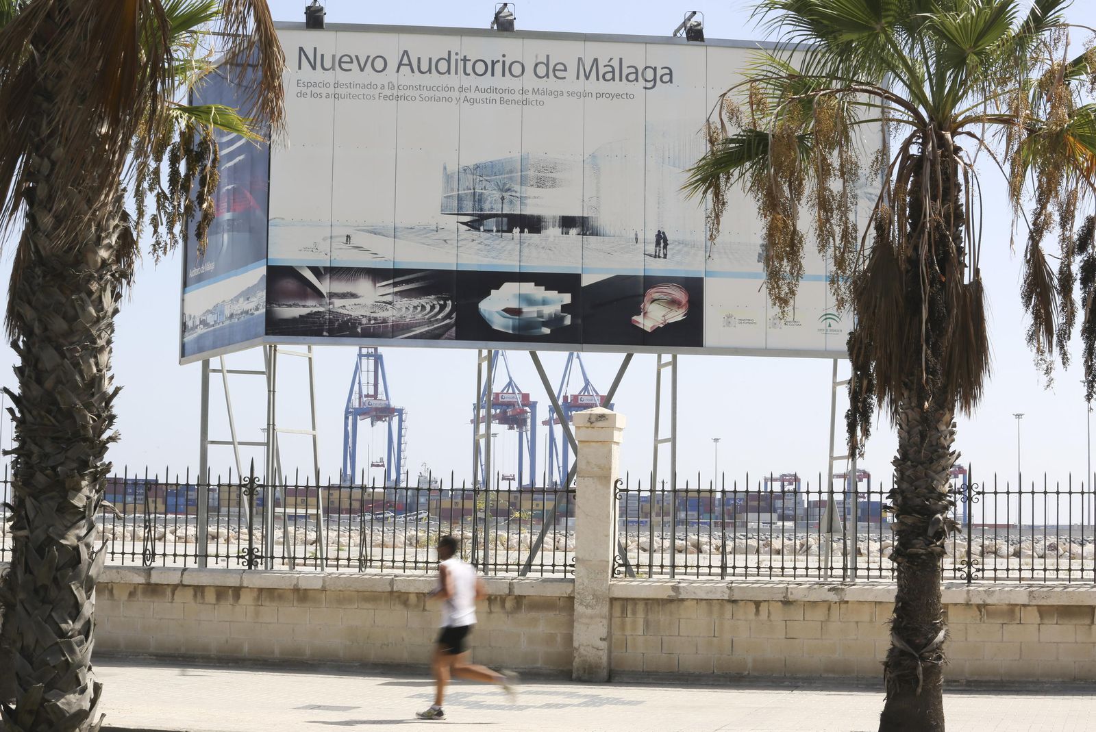 Cartel anunciador de la construcción del Auditorio, en el Muelle de San Andrés.