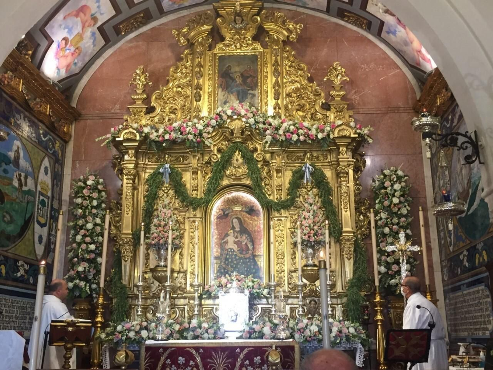 Rezo de la salve tras concluir la misa de la mañana.