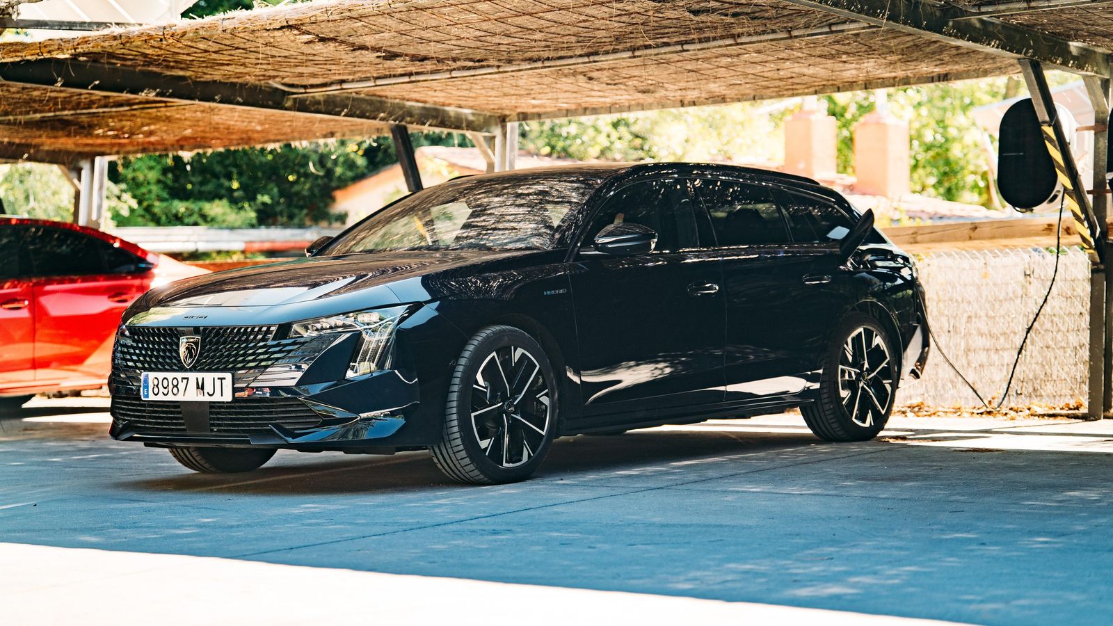 Ya sea con la carrocería fastback o la familiar, el PHEV de 225 CV se presenta como una alternativa muy brillante dentro de la gama. Ya sea con la carrocería fastback o la familiar, el PHEV de 225 CV se presenta como una alternativa muy brillante dentro de la gama.