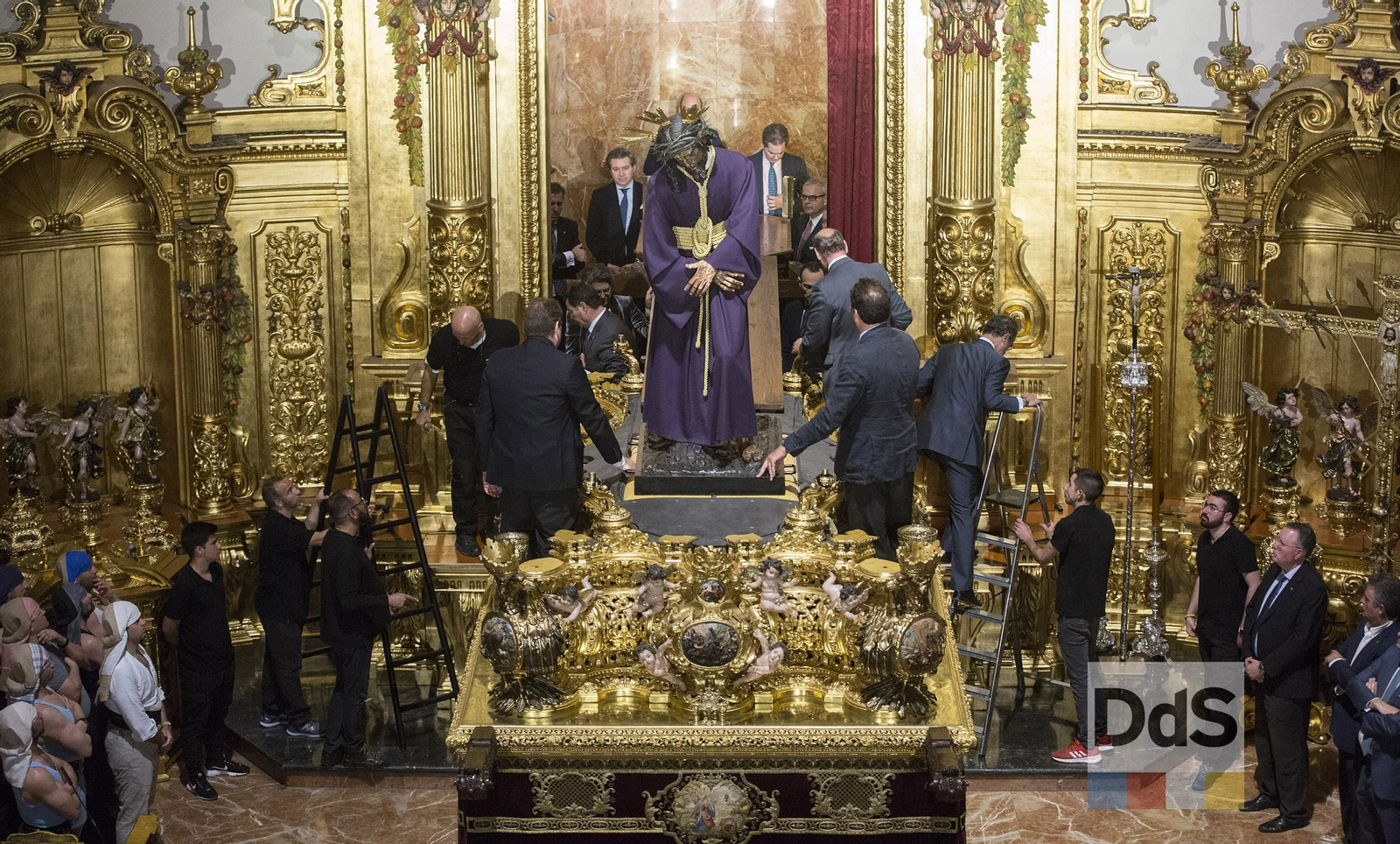 La subida del Señor del Gran Poder a su paso