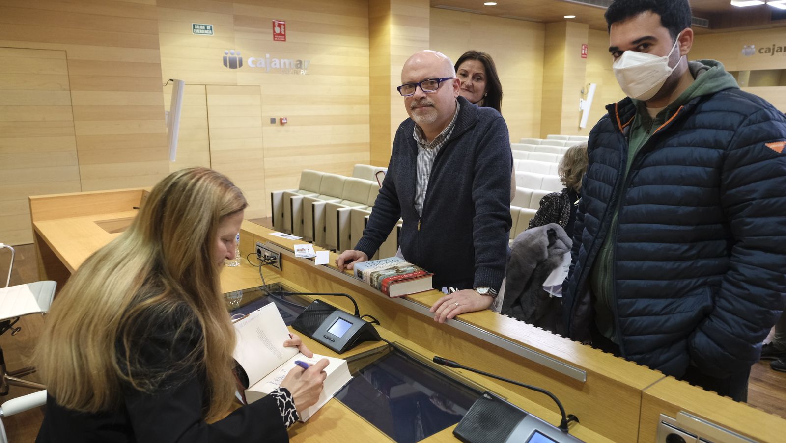 Imágenes del Diario de los Libros con la escritora ganadora del Premio Planeta 2022, Luz Gabás