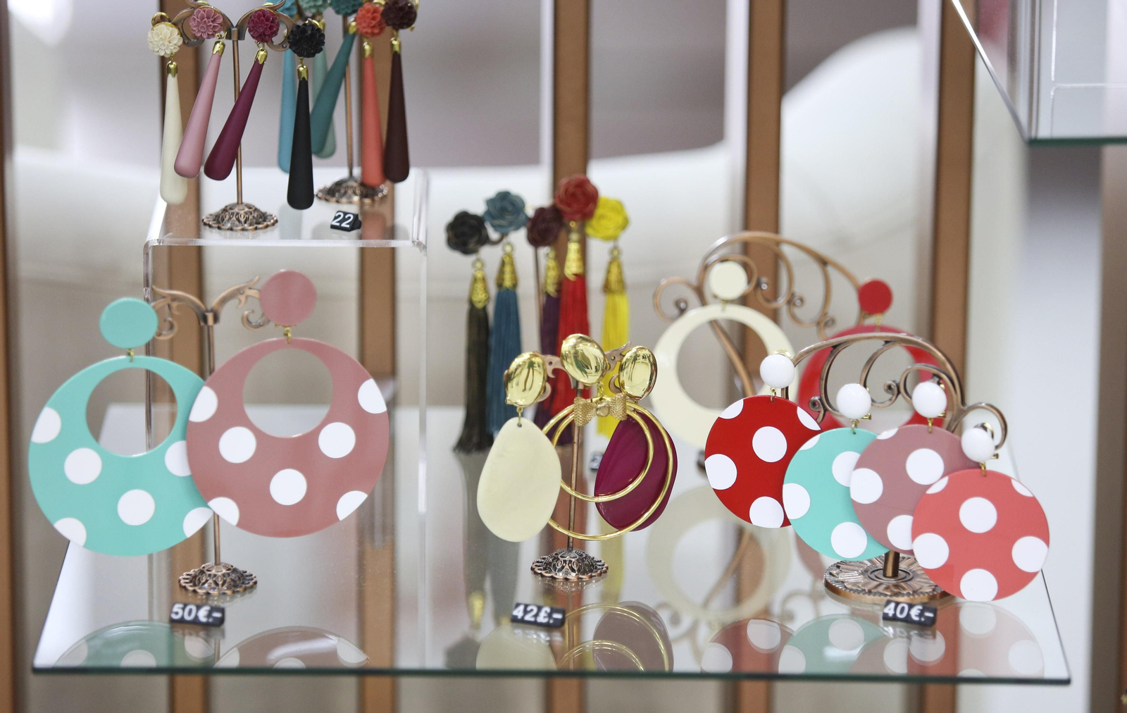 Las tendencias en trajes de flamenca para ir a la Feria de Málaga, en fotos