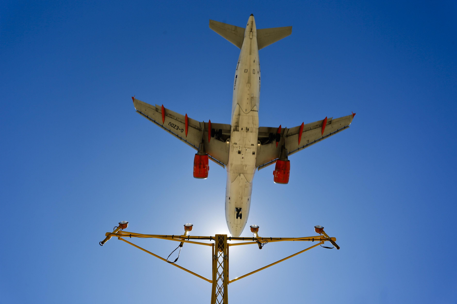 Un avión llegando al aeropuerto de Málaga.
